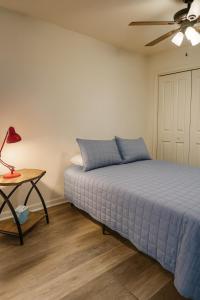 Postel nebo postele na pokoji v ubytování Charming House For Family Stays + 21 fotografií