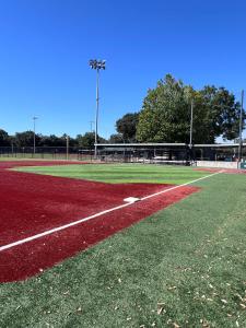 Tenis a/nebo squash v ubytování Charming House For Family Stays nebo okolí