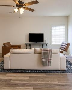 TV a/nebo společenská místnost v ubytování Charming House For Family Stays