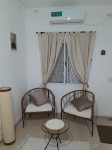 Entre Verde في كونسيبسيون ديل أوروغواي: كرسيين وطاولة في غرفة مع نافذة +40 صورة