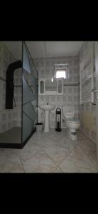 Koupelna v ubytování Charming Ferizaj Villa + 60 fotografií