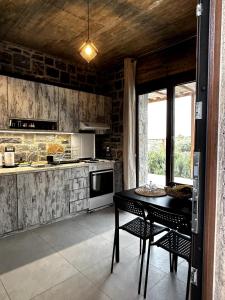 SísionにあるSmall villa with pool DOXA PETRAの部屋にテーブルと椅子のあるキッチン