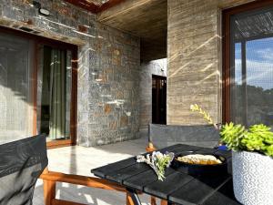 Χώρος καθιστικού στο Small villa with pool DOXA PETRA