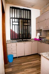 Kuchyň nebo kuchyňský kout v ubytování The Moon Apartments