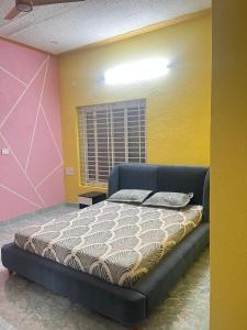 Ένα ή περισσότερα κρεβάτια σε δωμάτιο στο Mysore villa