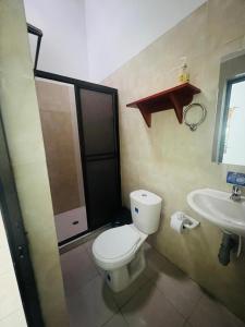 a bathroom with a toilet and a sink at Casa Hotel La Esperanza in Orito +29 photos