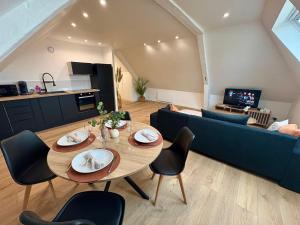 una sala de estar con una mesa y un sofá en Le Cocon Arras Centre & Netflix 4 pers, en Arras
