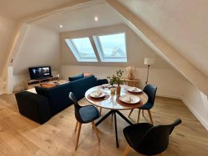 una sala de estar con una mesa y un sofá en Le Cocon Arras Centre & Netflix 4 pers, en Arras
