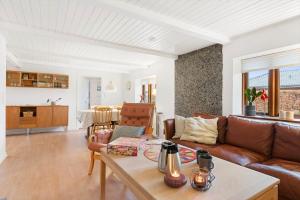 een woonkamer met een bank en een tafel bij 80247-Bovlingbjerg-Hovsorevej-16 in Bøvlingbjerg