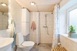 een badkamer met toilet en douche bij 80247-Bovlingbjerg-Hovsorevej-16 in Bøvlingbjerg +25 foto's