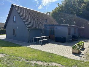 een blauw huis met een picknicktafel ervoor bij 80247-Bovlingbjerg-Hovsorevej-16 in Bøvlingbjerg