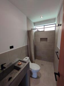 a bathroom with a toilet and a shower and a sink at Casa Francis Oxapampa in Oxapampa