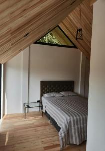 a bedroom with a bed and a window at Casa Francis Oxapampa in Oxapampa