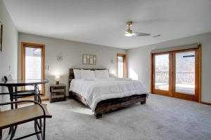 Ένα ή περισσότερα κρεβάτια σε δωμάτιο στο Shared Hot Tub and Yard Home Near Dtwn Brighton