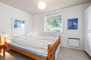Un dormitorio con una cama grande y una ventana en 30073-Ulfborg-Grastensborgvej-35, en Sønder Nissum