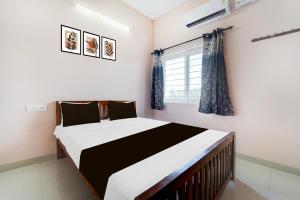 Giường trong phòng chung tại Hotel O Praneeth Residency