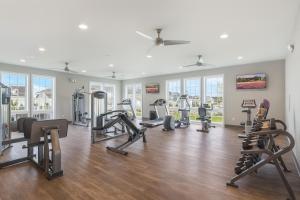 ein Fitnessstudio mit mehreren Laufbändern und Geräten in einem Raum in der Unterkunft Azure Elephant Haven Quiet, Welcoming Vibe in Middletown