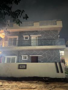 Το κτήριο όπου στεγάζεται  η βίλα +6 φωτογραφίες