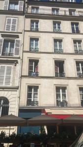 Budova, kde se apartmán nachází + 5 fotografií