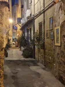 een steegje in een oude stad 's nachts bij MaMa5 in Palermo