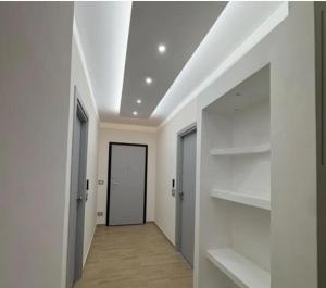 a hallway with white walls and a ceiling with shelves at B&B antonia in SantʼAntonio Abate