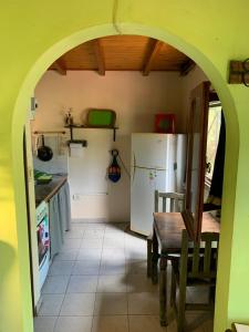 - une cuisine avec une voûte, une table et un réfrigérateur dans l'établissement Espacio Kaskai, à San Marcos Sierras