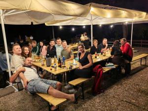 eine Gruppe von Personen, die an Tischen unter einem Zelt sitzen in der Unterkunft Carlsbad Wellness & Camping Resort in Pirkenhammer