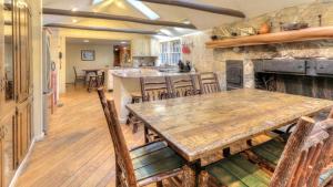 Η κουζίνα ή μικρή κουζίνα στο Nature's Hideaway: Cabin Retreat to Unwind from Gatlinburg's Crowds