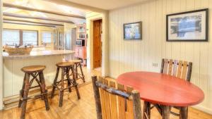 Φωτογραφία από το άλμπουμ του Nature's Hideaway: Cabin Retreat to Unwind from Gatlinburg's Crowds σε Chalet Village