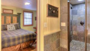 Ένα ή περισσότερα κρεβάτια σε δωμάτιο στο Nature's Hideaway: Cabin Retreat to Unwind from Gatlinburg's Crowds +63 φωτογραφίες