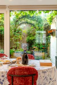 Κήπος έξω από το Chez Marie