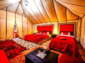 Ένα ή περισσότερα κρεβάτια σε δωμάτιο στο Majestic Dunes Luxury Camp +80 φωτογραφίες