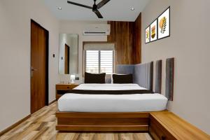 拉杰果德Hotel O The Infinity的一间卧室，配有一张大床和一扇窗户。