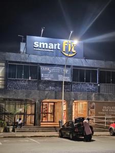 een vrouw die voor een slim brandgebouw staat bij Kit Osaka in Brasilia