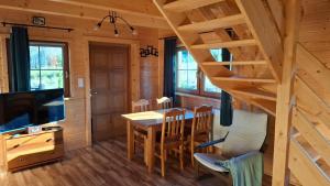 チスナにあるMagiczne Bieszczady - Krzywe 24のログキャビンのダイニングルームとリビングルーム