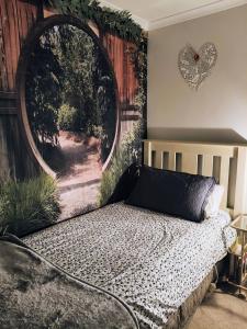 Ένα ή περισσότερα κρεβάτια σε δωμάτιο στο Private Rotorua Hideaway - Pet Friendly BB