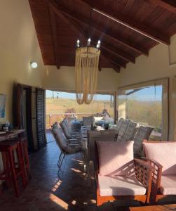 een woonkamer met stoelen en een kroonluchter bij La Hacienda Apartments Belgrade in Draževac