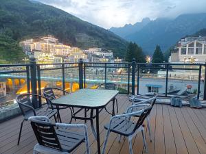 Nespecifikovaný výhled na hory nebo výhled na hory při pohledu z hotelu