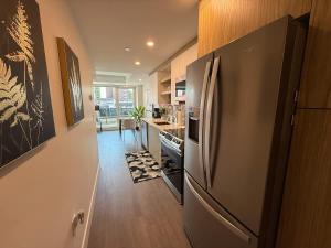 Kuchyň nebo kuchyňský kout v ubytování Bright spotless and modern 1 BR with gym