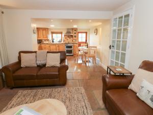 a living room with two couches and a kitchen at Nick Jone in Feetham