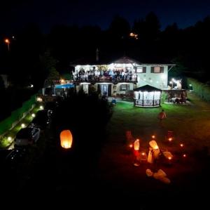 een huis met een groep mensen in een tuin 's nachts bij La Hacienda Apartments Belgrade in Draževac +77 foto's