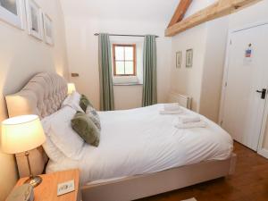 a bedroom with a large bed and a table at Nick Jone in Feetham