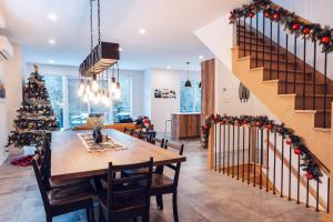 Un comedor con una mesa y un árbol de navidad. en Le Yéti de Tremblant, en La Conception