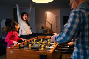 Un hombre y una mujer jugando con una mesa con aopoly en Le Yéti de Tremblant, en La Conception