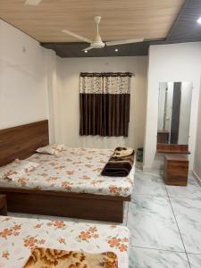 Postel nebo postele na pokoji v ubytování Hotel Shree Siddhi vinayak + 16 fotografií