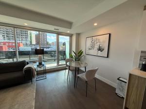 Posezení v ubytování Modern & spotless 1 BR downtown with 6 appliances