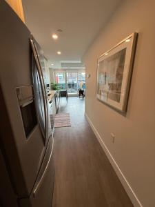 TV a/nebo společenská místnost v ubytování Modern & spotless 1 BR downtown with 6 appliances