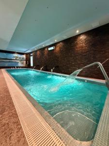 ein großes Schwimmbad mit Springbrunnen in der Unterkunft Casa La Piedra in Badajoz