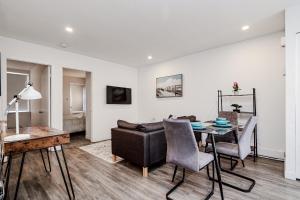 ein Wohnzimmer mit Sofa und Tisch in der Unterkunft Condo élégant au centre de Montréal in Montreal + 7 Fotos