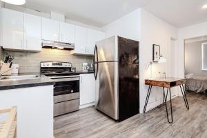 Kuchyň nebo kuchyňský kout v ubytování Condo élégant au centre de Montréal